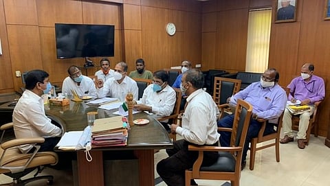 पणजी येथील मंत्रालयात समाज कल्याण सचिव राजशेखर रेड्डी व एन डी अगरवाल यांच्याशी चर्चा करताना उपमुख्यमंत्री बाबू कवळेकर, व या वेळी उपस्थित धनगर समाजाचे पदाधिकारी