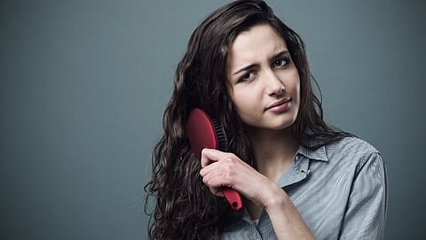 Do this remedy if you are suffering from oily and sticky hair in rainy season