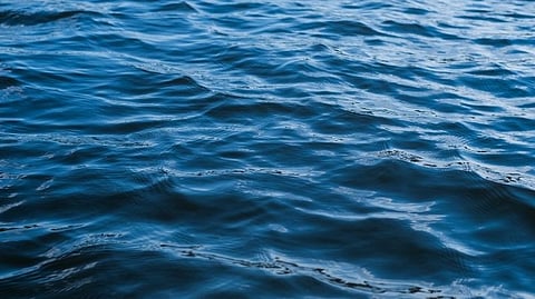 समुद्र खवळलेला असल्याने कृष्णा तलवार समुद्राच्या पाण्यात खोलवर ओढला गेला.