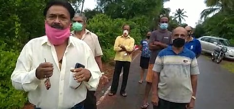या भागातील रहिवाश्यांनी घटनास्थळी एकत्र येऊन सार्वजनिक बांधकाम खात्याच्या निष्काळजीपणा बद्धल निषेध व्यक्त केला.