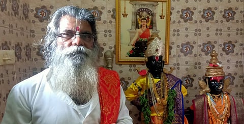 पुढच्या वर्षी तरी पंढरीची पायी वारी करायला मिळावी म्हणून या विठ्ठलभक्त वारकऱ्याने दाढी न कापण्याचा अर्थातच शेविंग (Shaving) न करण्याची प्रतिज्ञा केली आहे.