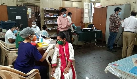 वास्कोत मुख्य सरकारी शाळेत विशेष टीकाकरण मोहीमे अंतर्गत लसीकरणासाठी आलेले नागरिक.