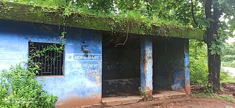 पिसुर्ले (Pisurle) पंचायतीच्या अधिकार क्षेत्रात येणाऱ्या शिंगणे येथील बसस्टॉपची दुरावस्था (Condition of busstop) झाली आहे