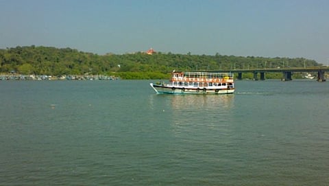 कर्नाटकाने (Karnataka) म्हादई (Mhadai) नदीचे (river) पाणी पळवले