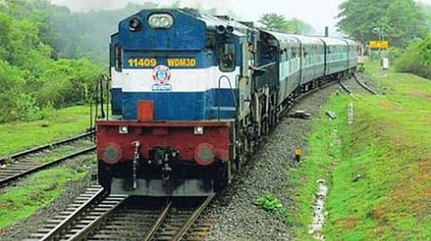 Kokan Railway Timetable: कोकण रेल्वे मार्गावर १ नोव्हेंबरपासून उन्हाळी हंगामातील वेळापत्रक लागू करण्यात आले. गाड्यांचा वेग ताशी १३० ते १६० किमी राहील. यामुळे या मार्गावर वेगवान गतीने धावणारी वंदे भारत एक्सप्रेस अवघ्या ७ तास ४५ मिनिटांमध्ये मुंबईहून मडगावला पोहोचणार आहे.