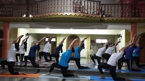 - श्री दामोदर संगीत विद्यालयातर्फे आयोजित गुरुपौर्णिमा कार्यक्रमात चंद्रनमस्काराचे प्रात्यक्षिक दाखविताना विद्यार्थी.