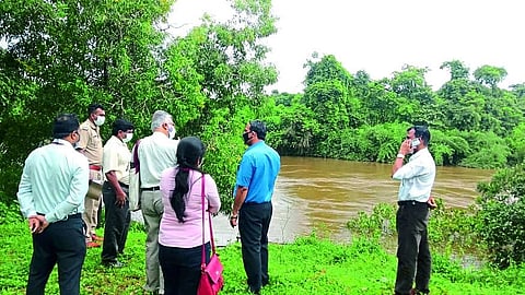 Kodar : Ponda Taluka Deputy Collector Pradip Naik, Roland Martinus and government officials inspecting the river bed at Khandepar. (Goa)