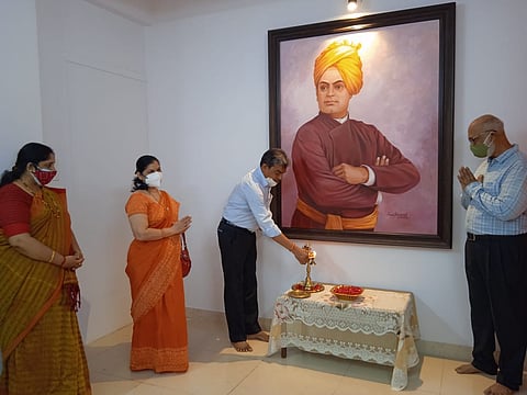 स्वामी विवेकानंद यांच्या पुण्यतिथी निमित्त रवीन्द्र भवनचे अध्यक्ष दामू नाईक यांनी स्वामी विवेकानंद केंद्राच्या दालनात समई प्रज्वलित करुन स्वामी विवेकानंदांच्या फोटोला फुले अर्पण केली.