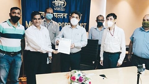 एम पी टीचे प्रभारी अध्यक्ष राजीव जलोटा यांना निवेदन देताना चंद्रकांत गवस बाजूस इतर