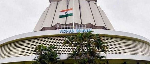 महाराष्ट्र विधिमंडळाच्या पावसाळी अधिवेशनाचा पहिला दिवस वादळी ठरला.