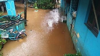 Goa: There is still water in front of people's houses due to floods in Savardem.