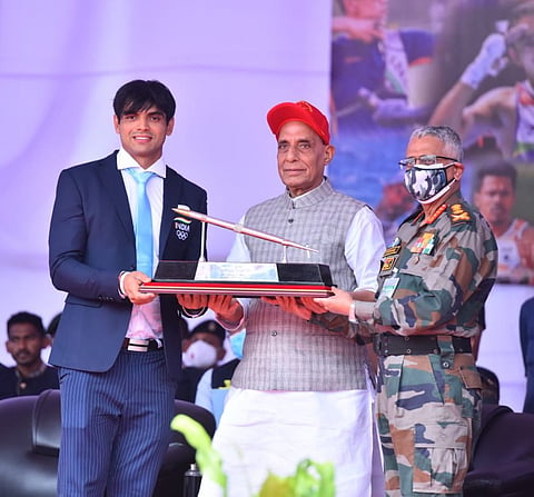 नीरजला चोप्राला भाल्याची प्रतिकृती भेट देताना देशाचे संरक्षण मंत्री राजनाथ सिंह (Neeraj Chopra Stadium)