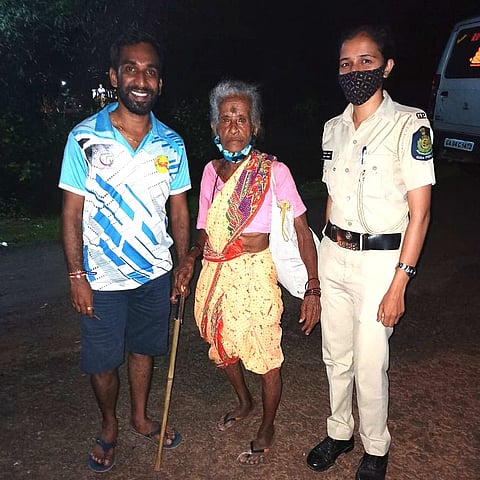 Anjuna police & a citizen with an old woman at Siolim (Goa)