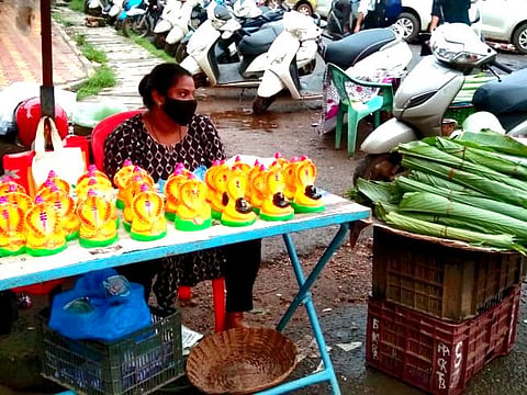Sneak Statue seller in Vasco, (Goa)