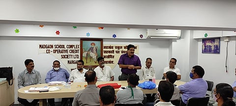 सहकारी पतसंस्थेच्या वसुली अधिकाऱ्यांसाठी आयोजित केलेल्या मार्गदर्शन कार्ययशाळेचे उदघाट करताना बाबाजी सावंत. सोबत इतर मान्यवर.