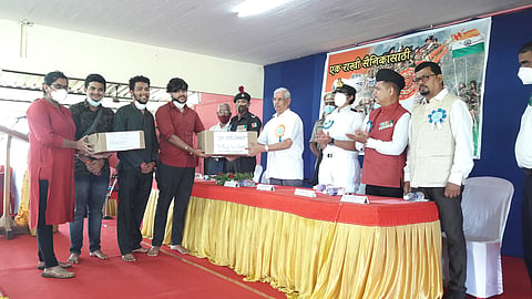 Goa: एक राखी सैनिकां’साठी कार्यक्रमात हिमाचल प्रदेशचे राज्यपाल राजेंद्र आर्लेकर यांच्याकडे राख्या सुपूर्द करताना अखिल भारतीय विद्यार्थी संघटनेचे विद्यार्थी. बाजूस प्रताप भेंडाळकर, मोहंती, प्रियवंदा सिंग परी, अनंत जोशी, श्रीधर देसाई व मान्यवर.