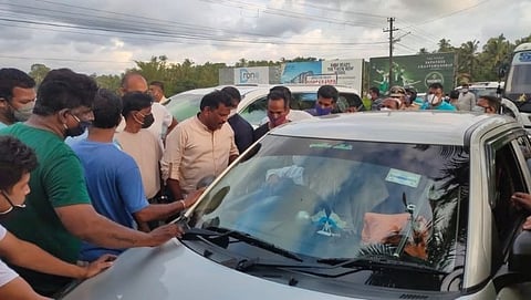 कळंगुटात बेकायदा भाडी मारण्यासाठी थांबलेल्या गोवा माईल्सच्या चालकाची विचारपूस करतांना मंत्री मायकल लोबो, सोबत स्थानिक पर्यटक टेक्सी चालक