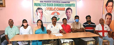 काँग्रेस गटाच्या कार्यालयात पत्रकार परिषदेत गोवा प्रदेश काँग्रेस उपाध्यक्ष संकल्प आमोणकर सोबत इतर (Goa)
