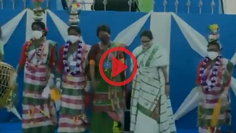 Mamata Banerjee danced at the event organized on the occasion of World Tribal Day