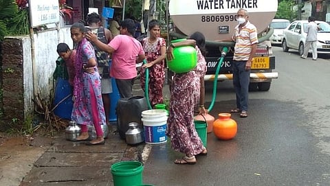 नवेवाडे येथील पाणीटंचाईमुळे पैसे खर्च करून टँकरद्वारे पाणी भरताना महिलावर्ग