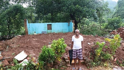 महादेव विठ्ठल फडते आपल्या जमीनदोस्त झालेल्या घरासोबत