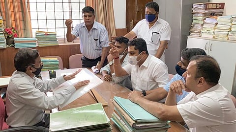 राजकीय नेत्यांनी अतिरिक्त पंचायत संचालक उमाकांत कारकोणकर यांना गुरुवारी घेराव घातला