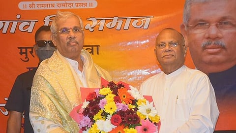 Governor Rajendra Arlekar felicitated Narayan Bandekar, President of Mormugoa Hindu Samaj