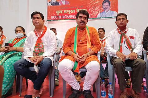 पत्रकार परिषदेत बोलताना सदानंद शेट तानावडे बाजूला बाबू कवळेकर, संजय वेळीप व सुचिता शिरवईकर.