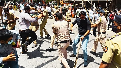 आंदोलनकर्त्यांवर पोलिसांचा लाठीचार्ज