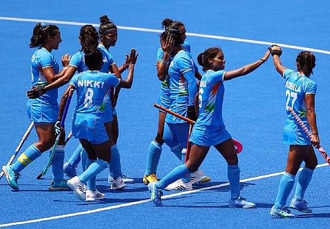 भारताच्या चंदेरी पदकावर ग्रेट ब्रिटनने पाणी फिरवत 4-3 असा सामना जिंकत रौप्य पदक पटकावले.