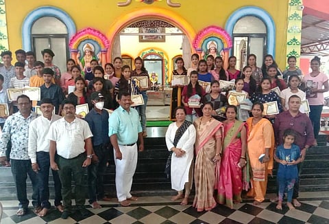 ओशेलात आयोजित गौरव सोहळ्यात सहभागी विद्यार्थी, सोबत मंत्री मायकल लोबो, पर्राच्या सरपंच दिलायला लोबो तसेच ओशेल पंचायत मंडळ