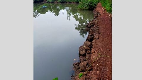 पुराने दिलेल्या तडाख्यात पायवाटेचा धूप झाला आहे. त्यामुळे ही पायवाट सध्या अत्यंत धोकादायक बनली आहे.