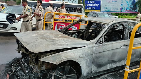 बीएमडब्ल्यू गाडीला (To the BMW car) भीषण आग लागल्याची घटना आज दुपारी 2 वाजता घडली.