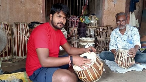 यंदा महामारीच्या निर्बंधात शिथिलता आल्याने काही कारागिरांनी यंदा गोव्याची (Goa) वाट धरली आहे.