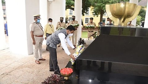 Goa: स्वातंत्र्यसेनानी डॉ. टी. बी. कुन्हा स्मारकाला मुख्यमंत्री डॉ. सावंत पुष्पचक्र अर्पण करताना