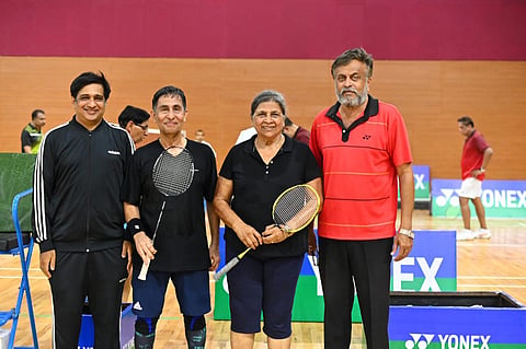 Masters Badminton स्पर्धेत 75+ वयोगट मिश्र दुहेरीत सुवर्णपदक जिंकलेल्या सतीश कुडचडकर व सिक्लेटिका रिबेलोसह सचिव संदीप हेबळे व प्रशिक्षक विनायक कामत