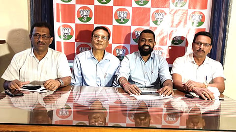 मुरगाव तालुका भाजप गटाध्यक्ष पत्रकार परिषदेत उपस्थित तालुक्यातील गटाध्यक्ष (Goa)