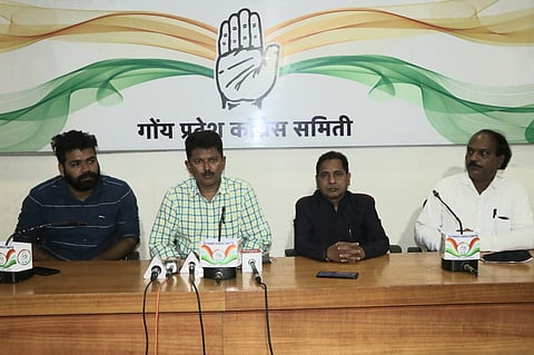 Goa Politics: पत्रकार परिषदेत बोलताना कॉंग्रेसचे प्रवक्ते एल्वीस गोम्स. सोबत पेडणेचे कॉंग्रेस नेते विठू मोरजकर व इतर