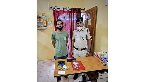 आरपीएफचे कॉन्स्टेबल नारायण राम यांच्या सोबत आदित्य भंडारी