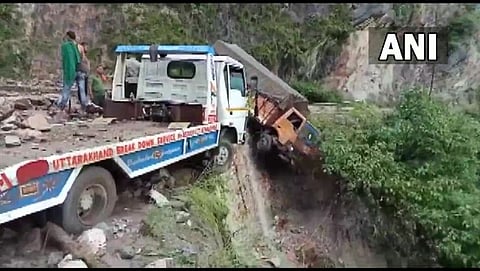 मुसळधार पावसामुळे (Rain) येथे दरड कोसळल्याने अनेक वाहनांचे मोठ्या प्रमाणात नुकसान झाले आहे.