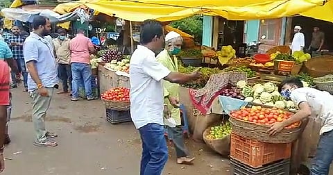 सकाळी कारवाई केलेल्या भाजी मार्केटमध्ये संध्याकाळी पुन्हा अतिक्रमणाने भाजी मार्केट असे व्यापले.
