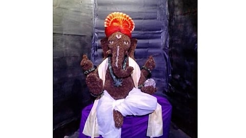 भुईपाल येथिल सुर्याकांत गावकर यांनी फुलांचा वापर करून साडेचार फुट बनवलेली गणेश मुर्ती