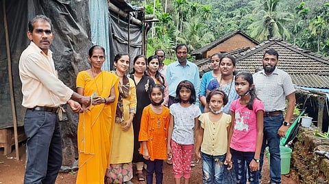 Goa: बोणकेवाडा वांते येथे मदत निधी सुपूर्द करताना धाकटु पाटील व इतर
