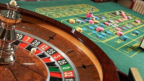 सरकार कॅसिनो (Casino) सुरू करण्याबाबत ‘हिरवा कंदील’ देण्याच्या तयारीत आहे.