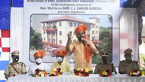 वास्को येथील नवीन अग्निशमन दलाच्या इमारतीच्या पायाभरणी वेळी बोलताना आमदार कार्लुस आल्मेदा, बाजूस राज्य भाजप प्रदेशाध्यक्ष सदानंद शेटतानावडे, राज्यसभा खासदार विनय तेंडुलकर, राज्य अग्निशमन दलाचे संचालक अशोक मेनन, अजय कामत.