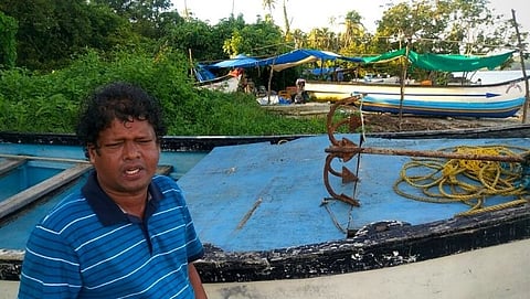 व्यावसायीकांना सरकारने नुकसान भरपाई लवकर द्यावी अशी मागणी करताना स्थानीक मच्छिमार व्यावसायिक श्री धुरी आणि आल्बर्ट
