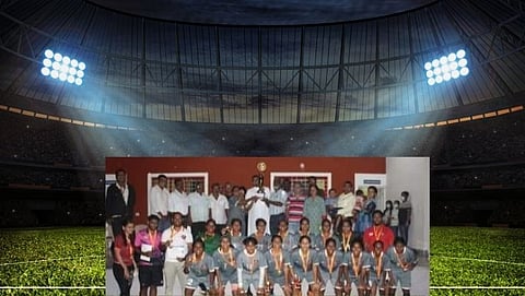 महिला फुटबॉल महोत्सवात विजेता ठरलेल्या एफ सी गोवा संघातील खेळांडूंसमवेत मान्यवर.