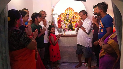 चोडणकर कुटुंबीय शंकर पार्वतीचे पूजन करताना