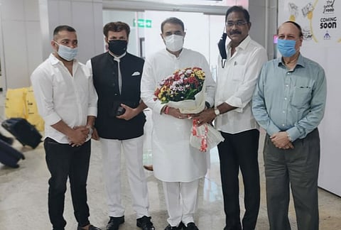 दाबोळी विमानतळावर राष्ट्रवादी काँग्रेस पक्षाचे नेते प्रफुल्ल पटेल यांचे स्वागत करताना गोवा राष्ट्रवादी काँग्रेस प्रदेशाध्यक्ष जुझे फिलिप डिसोझा बाजूस इतर.