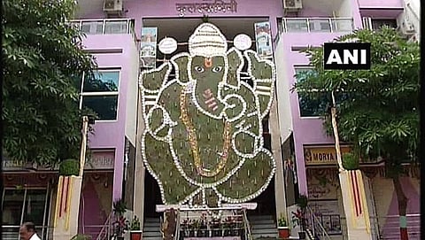 नारळाच्या पानांपासून बनविलेली गणेश मूर्ती